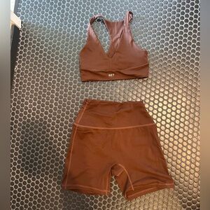 Set Active brown sports bra & shorts